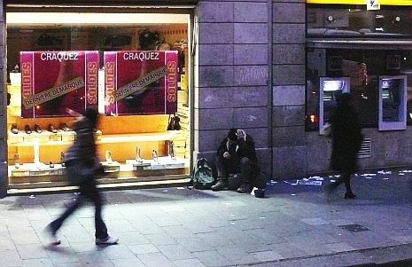 Geschossen beim Eindunkeln aus dem fahrenden Bus mit Lumix FZ50. ca 100 mm Tele. Vollautomatik-Modus mit intelligenter Empfindlichkeitssteuerung. Bild rauscht rel. stark , ist aber recht scharf. Das Bildrauschen sieht der 