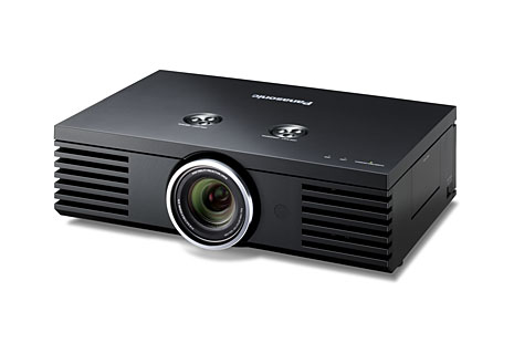 Der PT-AE3000 von Panasonic ist ein Full-HD Heimkinoprojektor mit 100Hz Motion Picture Pro Technologie. Mit der Lens-Memory Funktion können Filme in Widescreen Kinoformaten optimal auf eine entsprechend Leinwand angepasst werden.