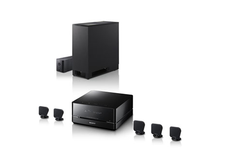 Das 5.1-Kanal DVD Heimkinosystem DAV-IS50 von Sony hat als Herzstück einen DVD/CD/MP3-Player mit Surround-Prozessor und 450 Watt Leistung auch einen RDS-Tuner für UKW und Mittelwelle. Die Sony S-AIR Technologie überträgt die Sounds kabellos an die Surround-Speaker.