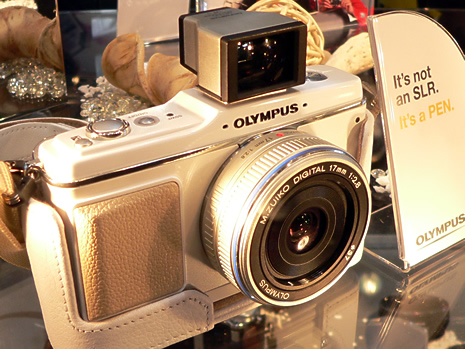 Olympus E-P1. Mit über 17 Millionen weltweit verkauften Exemplaren war die Olympus Pen in den sechziger Jahren eine der beliebtesten und erfolgreichsten Kameras ihrer Zeit. Die Neuauflage im Retrolook und Digitaltechnik inklusive HD-Videos war zweifellos einer der Stars im Fotobereich. Eine Kamera ohne Spiegelkasten, aber mit Wechselobjektiven und das in einem zeitlosen, kompakten Design.
