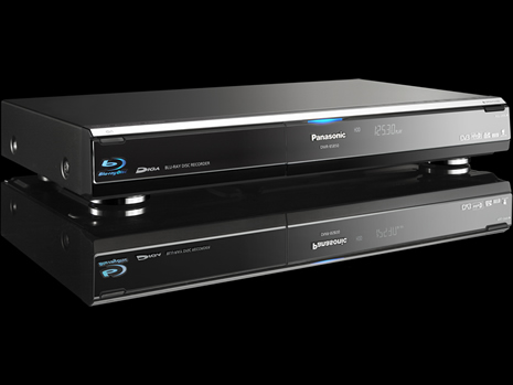 Panasonic präsentierte mit dem DMR-BS850 und DMR-BS750 zwei Blu-ray/Festplatten-Rekorder, die gleichzeitig als vollumfängliche High-Definition-Zentrale dienen. Die HD-Rekorder vereinen Blu-ray Rekorder/Player mit einer 500 bzw. 250 Gigabyte Festplatte und sind zudem netzwerkfähig. Integriert sind zusätzlich zwei HDTV-fähige Satelliten-TV Receiver. Unabhängig voneinander lassen sich zwei Programme in Full HD mit Mehrkanalton aufzeichnen. Zur Archivierung können Aufnahmen mit bis zu 43-facher Geschwindigkeit von Festplatte auf Blu-ray Disc oder Double-Layer Blu-ray Disc bzw. DVD kopiert werden. Über die Verfügbarkeit in der Schweiz wird avguide.ch noch informieren.