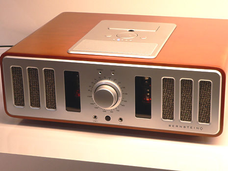Eine einfachere, schörkelose und doch sinnliche Kompaktanlage ist die Bernstein ITR 10. Das Schmuckstück verfügt über ein eingebautes Radio und eine Ipod-Dockingstation sowie Line-Eingänge für externe Geräte. Der Clou sind aber der integrierte Röhren-Hybrid-Verstärker und die eingebauten Vollbereichslautsprecher. Da treffen Soundideale aus den sechziger Jahren mit modernen Tonträgern in einer faszinierenden Symbiose zusammen. Im Bernstein ITR 10 kommen bewährte, klassische Röhrentypen zum Einsatz. Ebenso nach klassischem Vorbild gebaut sind die Breitbandlautsprecher, die ganz ohne Frequenzweichenteile auskommen. Sound pur eben.
