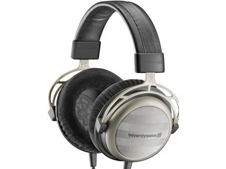Die von Grund auf neu konstruierten Schallwandler, die im T1 des Heilbronner Kopfhörerspezialisten Beyerdynamic Premiere feiern, erreichen eine extrem hohe Antriebsleistung von über einem Tesla. Das ist ungefähr doppelt so viel wie normale Kopfhörer-Wandlersysteme erzielen und bewirkt einen extrem hohen Wirkungsgrad. Gleichzeitig ermöglicht der neue Aufbau des Magnetsystems eine zentrale Belüftungsbohrung durch den Polkern, um klangverfälschende Resonanzen und Auslöschungen zu verhindern. Jeder T1 wird von Hand in Heilbronn gefertigt. Zusammen mit dem Kopfhörer-Verstärker A1 bildet der T1 ein Dreamteam für Hifi-Enthusiasten. Preis ab circa 1400 CHF im November.