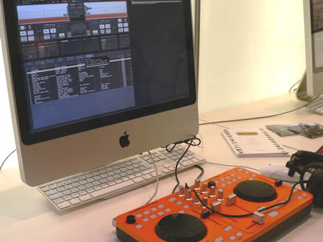 DJ-Tech i-Mix Club Edition. Auch das gabs an der IFA zu sehen. Unter dem Titel "IFA My Media" wurden in einer eigenen Halle Produkte für Kreative, DJs und Gamer vorgestellt. Nicht fehlen durften natürlich die inzwischen in der Menge kaum mehr überblickbaren Erweiterungen zum Ipod. DJs sind heute mobil: Statt an den grossen Raves legt man eben auch mal gerne an der privaten Party von Kollegen oder - gerade in Berlin - in einer mondänen Strandbar auf. DJ-Tech bietet die entsprechenden Mixer und Controller-Einheiten an, mit denen sich eine DJ-Software wie Traktor mit Fingerspitzengefühl steuern lässt.