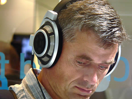 Mit dem Sennheiser HD 800 stellt Sennheiser ihren Spitzenkopfhörer für anspruchsvolle Musikliebhaber vor. Der HD 800 besitzt eine völlig neuartige Wandler-Technologie und mit einem innovativen Hörmuscheldesign. Herzstück des dynamischen Stereohörers ist aber ein 56 mm grosser Schallwandler, der flächenmässig grösste, der derzeit in einem dynamischen Kopfhörer zu finden ist. Augenfällig ist, dass nun auch bei den Kopfhörern das Design immer wichtiger wird.