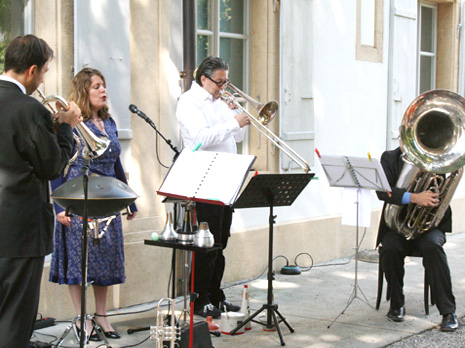 Drei Blechbläser und eine Jazzsängerin, das ist BLAS I JUZZ, das neue Quartett des Trompeters Jörg Schneider, welches einheimisches Liedgut aus der Sammlung "im Röseligarte" auf originelle und farbige Art neu interpretiert. Beide Konzerte werden aufgenommen und können am Sonntag über die High-End Anlagen abgehört werden. (www.klangschloss.ch)