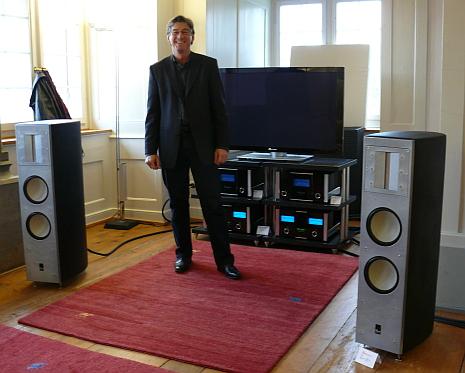 Urs Jörg von Klang&Design Hi-Fi Studio präsentiert die Pure Sonic PS-1, mit einer exotischen Bestückung, bestehend aus echtem (!) Bändchen-Hochtöner und Keramik-Tieftönern. Das ganze ist erst noch Swissmade und wurde von McIntosh Elektronik, welche ebenfalls von Klang&Design in der Schweiz vertrieben wird, angetrieben.