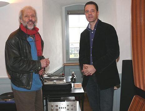 Zwei Thorens-Experten par exzellence: Jürg Schopper von Schopper AG Winterthur (rechts) und Jacques Basset. Letztgenannter war in der Entwicklungsabteilung von Thorens in Crissier Ende der 50er Jahre bis 1968 tätig. Er war unter anderem zuständig für die Messlabors und Verfahrenstechnik, hat auch am TD 124 MK II und an allen Tonarmen mitgearbeitet. 
Jürg Schopper ist neben seinem Vinyl-Geschäft weltbekannt für das Restaurieren von Thorend TD 124 Plattenspielern. Diese werden unter etlichem anderem mit antimagnetischen Plattentellern und neuen Broncelagern in den Motoren ausgestattet. 
Alle diese Modifikationen - made in CH! - verändern der Grundklang dieses Plattenspielers nicht. Nicht mehr existent ist allerdings das legendäre, nicht vom Reibrad, sondern vom Motor stammende Rumpeln. Dies bewies Jürg Schopper eindrücklich mit klanglichen Kostproben .