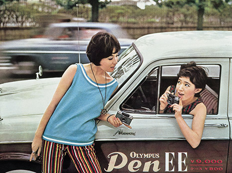 Lifestyle-Werbefoto aus den 60er Jahren für die Pen EE. Wurden bis dato 98 Prozent der Kameras von Männern gekauft, so betrug laut Olympus der Anteil der Frauen unter den Pen-Käufern gut ein Drittel.