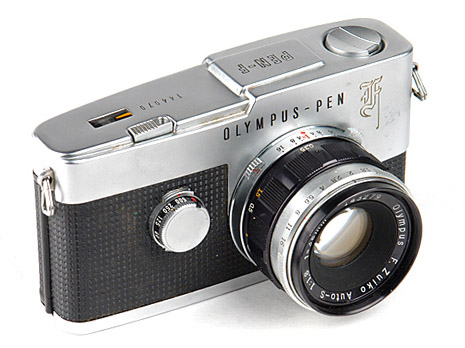 Eine Olympus Pen F aus den 60er Jahren für 35mm-Fotofilm. Sie belichtete den Film jedoch nicht im Kleinbildformat (36 x 24 mm), sondern im Halbformat (24 x 18 mm). Im Gegensatz zu den meisten anderen Pen-Modellen, war bei der Pen F das Objektiv wechselbar.
