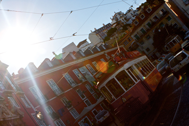 Charmant: In Lisabon fahren alte Trams quer durch die Stadt. Lisabon erinnert in einigen Punkten an San Francisco