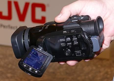 JVC lanciert mit dem HD Everio GZ-HD7den weltweit ersten Consumer Hard Disc Camcorder mit Full HD 1920 x 1080i. Er nimmt seine Bilder mit 3 CCD-Chips über eine Fujinon Ganzglas-Linse mit 10-fachem optischem Zoom auf. Mit der integrierten 60 GB-Festplatte sind Aufnahmen bis zu 5 Stunden möglich, im SP Modus gar 7 Stunden. Aufgenommen wird in MPEG2-TS (Transportstream). Im Preis von Fr. 2699.- ist Software für die Nachbearbeitung in HD und das Brennen auf Blu ray-Disc enthalten.