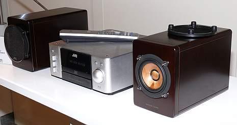 JVC 's Mini-HiFi-Systeme mit Kompaktboxen aus echtem Kirschbaumholz und Reiswein getränkten Lautsprechermembranen aus Birkenholz sind bereits legendär. Und was so natürlich daher kommt, soll auch natürlich klingen. Deshalb hat JVC das DVD-System EX-A3 mit der K2-Technologie ausgestattet. Damit sollen durch digitale Audio-Aufbereitung fehlende Signalanteile in hohen Frequenzbereichen und feinste Klangdetails, die bei der Datenreduktion weggelassen wurden, zurück gewonnen werden können. Das System kostet Fr. 999.-.