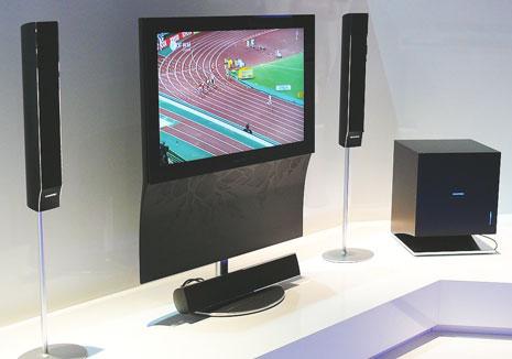 Grundig stellte sein neues Fine Arts Home Entertainment System FA-HT1000EC vor. Zur umfangreichen Ausstattung gehören ein HDTV-Satelliten-Receiver, der funkgesteuerte 5.1-Surround-Sound oder der integrierte Internetzugang über W-LAN für multimediale Vielfalt.