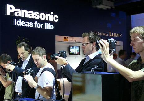 Gert Schröder von John Lay Electronics (mit Brille) demonstriert die Lumix DMC-L10, Panasonics zweite Spiegelreflexkamera. Herausragende Merkmale sind u.a. der 10,1-Megapixel Live-MOS Sensor, ein horizontal und vertikal schwenkbarer LCD-Monitor mit Echtzeit-Livebild.