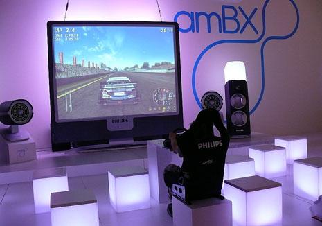 Sehen, hören, fühlen ist das Motto bei den amBX PC-Spielen von Philips. Mit Licht, Wind und Vibrationen verstärkt die PC-Peripherie das sinnliche Erlebnis. Das Licht kann auch zur Stimmungserzeugung bei der Musikwiedergabe genutzt werden.