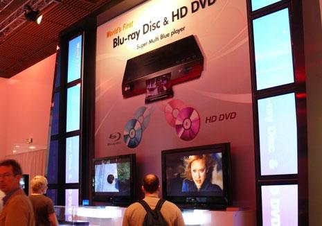 Der blaue Spieler bei LG Electronics: Er heisst BH-100 und spielt neben der DVD die beiden hochauflösenden Disc-Formate Blu-ray und HD DVD mit 1080p und 24 Bildern pro Sekunde ab. Er gibt auch die interaktiven, Java-basierten Blu ay-Disc Menus wieder.