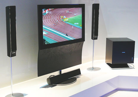 Grundig stellte sein neues Fine Arts Home Entertainment System FA-HT1000EC vor. Zur umfangreichen Ausstattung gehören ein HDTV-Satelliten-Receiver, der funkgesteuerte 5.1-Surround-Sound oder der integrierte Internetzugang über W-LAN für multimediale Vielfalt.