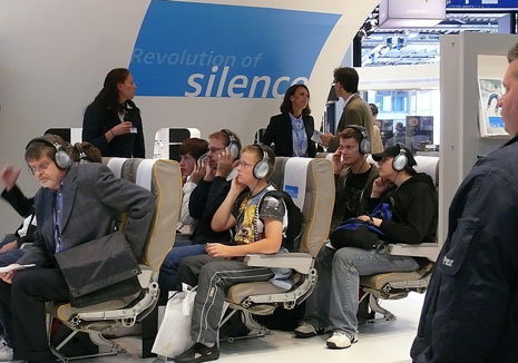Sennheiser demonstrierte neue, ohrumschliessende Kopfhörer mit verbessertem Noise Gard unter 
simulierten Fluglärmbedingungen. Das Noise Gard funktioniert aber auch bei allen anderen Arten von Lärm. Der ultimative Härtetest folgt demnächst bei avguide.ch.