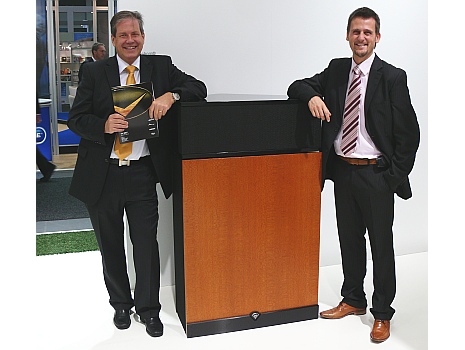 Andreas Tischhauser und Francesco Casciato vom Schweizer-Vertrieb Trends4you mit dem legendären Klipschorn, das immer noch in den USA hergestellt wird. Unter dem Dach von Klipsch sind jetzt auch Energy, Jamo und Mirage, alles Hersteller von hochwertigen Lautsprechern.