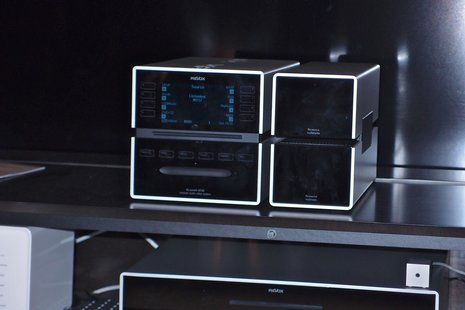 Zeitlose Eleganz bei Revox und dem modularen M100 System, das sich zu einem kompletten Multiroom-Setup ausbauen lässt.