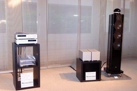 Immer noch zeitlos schön ist die Schweizer Elektonik von Neukomm Audio Systems. Vorgeführt mit den Elac 4Pi Lautsprechern.
