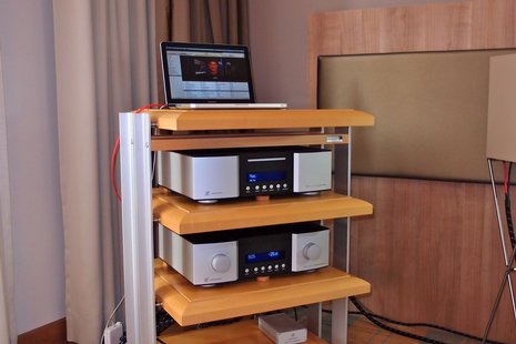 Der feine Lindemann Verstärker und digitale Signalprozessor vorgeführt mit HD Audio und Laptop.