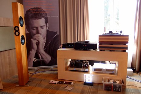 Holz stand auch im Mittelpunkt bei Ambiance Audio. Im Bild die Lautsprecher von Boenicke Audio aus Basel angetrieben von Chinesischen Consonance Röhrenverstärkern. Sicherlich ein der Zimmer mit dem harmonischsten Klang an der Messe.