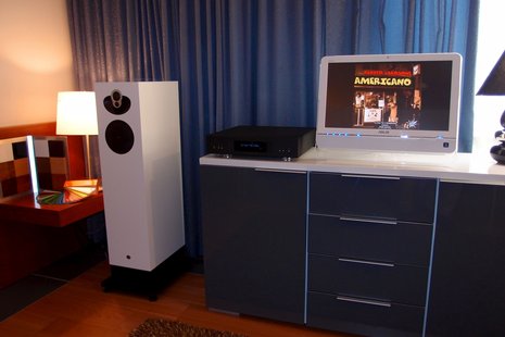 Linn setzt ganz auf einen zentralen Musikserver und Aktivlautsprecher. Eine moderne High End Audio Anlage wird so wohnraumfreundlich.