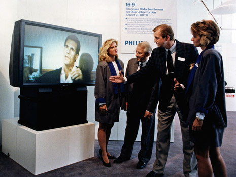 1989. 16:9 - das neue Bildformat für die 90er Jahre: Noch ein Labormodell, bald jedoch ein Bestandteil der HDTV-Generation. Zu sehen im Händlerzentrum Halle 21 bei Philips.