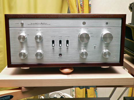 Retro HiFi ist wunderschön und chic. Die Luxman Verstärker können auf eine lange Geschichte zurückblicken. Die neuste Generation wie der SQ-38u Röhrenvollverstärker bedient sich bewusst bei den HiFi-Designvorstellungen aus den 70/80er Jahren.