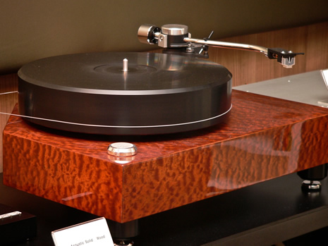 Die Faszination Analog Audio ist ungebrochen. Die wunderschönen Laufwerke von Acoustic Solid beweisen, dass ein Vinyl-Plattenspieler auch ohne Chrom und Plexisglas gut aussehen kann.