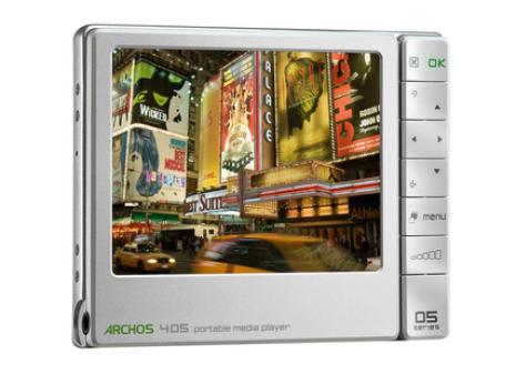 Archos 405: Archos präsentierte an der IFA 2007 unter dem Label Genration 5 ihre neue Mediaplayer-Serie.
Ein Stärke von Archos ist das reichhaltige Zubehörprogramm wie die DVR-Station, mit der der Archos zum Videorekorder mutiert und TV-Sendung mit 640x480 Pixel im AVI-Format aufzeichnen und abspielen kann. Passend dazu beinhaltet der 405 gleich auch noch einen elektronischen TV-Guide. Das 3.5'' TFT-Touchscreen Display des Archos zeigt 320x240 Pixel an. Umfangreich die unterstützen Videoformate wie MPEG-4/h.264, MPEG-2 mit AC3 SurroundSound. Neben Fotos im JPEG, BMP, PNG zeigt er auch PDF-Dokumente an