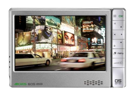 Archos 605 WiFi: Der Archos 605 ist schon ein eigentliches portables Multimediacenter. Dank integriertem WLAN klinkt er sich ins heimische Netzwerk ein, kann ab den Archos eigenen Content Portal Filme downloaden, surft im Internet oder streamt Videoinhalte von Online Plattformen wie DailyMotion auf den 4,3'' grossen Touchscreen Bildschirm mit 800 x600 Pixel Auflösung. Damit dürfte der Archos zum direkten Konkurrenten des neuen iPod Touch werden.
Dank einer PlugIn Architektur können selbst Funktionserweiterungen von Drittanbietern installiert werden. Das geballte Multimediaangebot lässt sich wahlweise auf einem 4 GB Flashspeicher oder einer Harddisk (30, 80 oder 160 GB) ablegen. Das beeindruckende Leitungsvermögen des Archos 605 hat seinen Preis: Erhältlich mit 4 GB Flashspeicher ab 300 CHF, mit 30 GB HD ab 450 CHF, mit 80 GB HD und ab 770 CHF mit 160 GB HD.