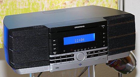 Gediegen sieht das CDS5000 aus. Das elegante Tischradio für UKW-Empfang überzeugt mit einer für seine Grösse beeindruckenden Klangqualität. Doch Radio ist nur eine Funktion. Dank USB-Anschluss und Kartenslot lassen sich auch digitale Klangquellen aus portablen Geräten bequem wiedergegeben. Das CDS5000 kostet Fr. 498.-.