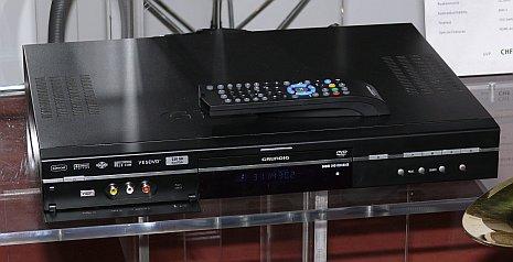 Der DVD-Recorder GDR H5625 für 799 Franken ist mit einer 270 GB Festplatte ausgestattet. Zur komfortablen Produktion von Videos auf DVD mit Kapiteleinteilung und Menustruktur ohne PC ist er mit yesDVD ausgestattet. Diese integrierte Software erlaubt auch das Drucken einer DVD-Hülle (über den PC). Dank DV-Eingang und USB können auch eigene Videos gebrannt werden.