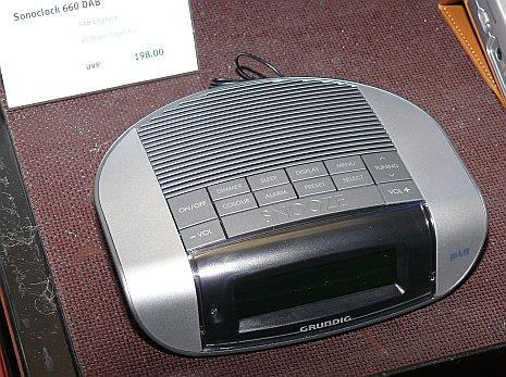 Das Sonoclock 660DAB erlaubt ? wie aus der Typenbezeichnung hervorgeht ? das Wecken mit dem digitalen Radio DAB. Da hier auch Sender ohne Moderation empfangbar sind, verspricht das Aufwachen mit Digitalsound den Einstieg in einen ganz besonderen Tag. Das Sonoclock DAB 660DAB kostet 198 Franken.