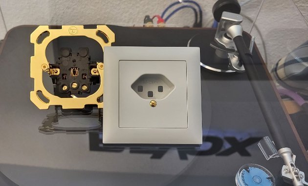 CH-Steckdose HB Cable Design Gold