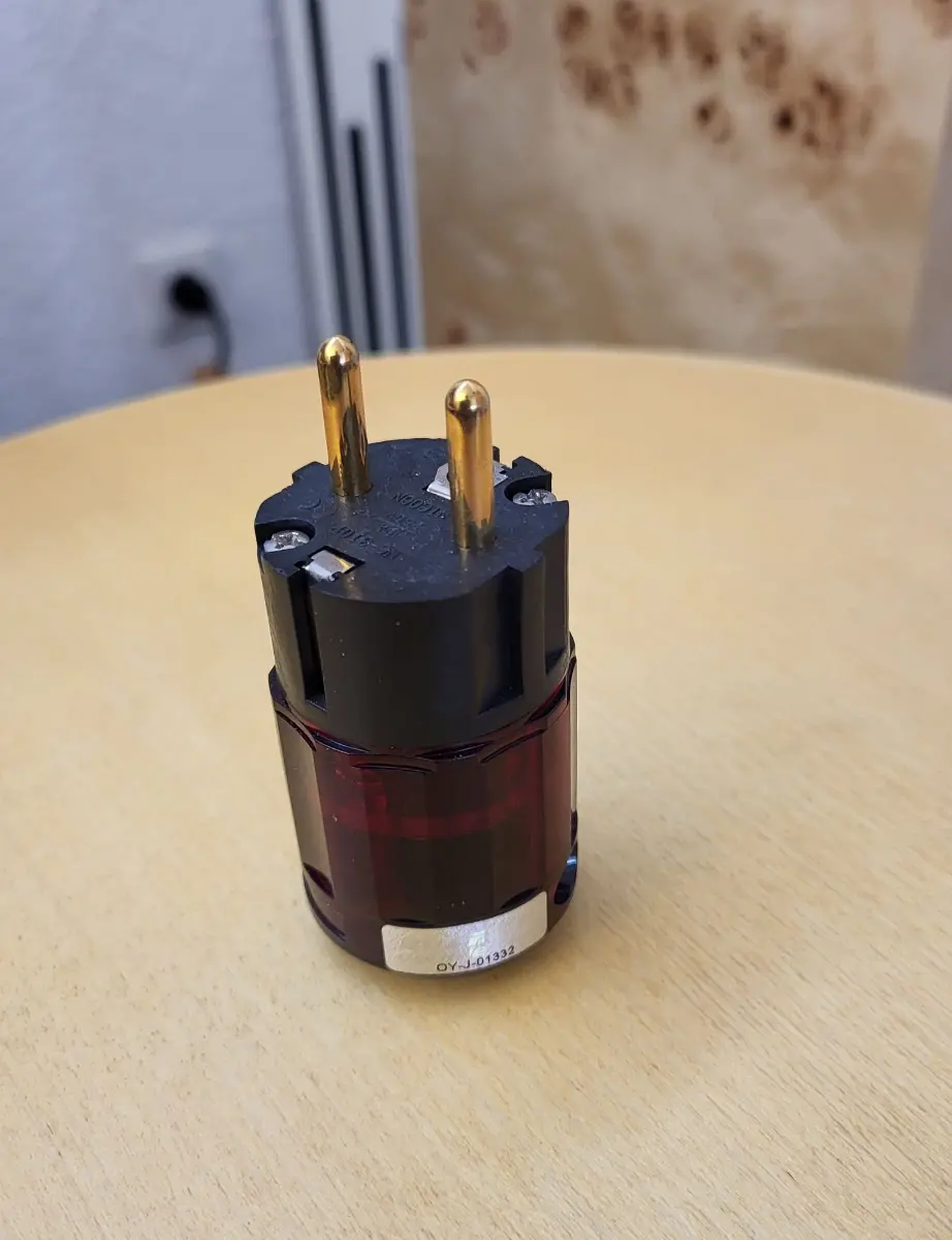 OYAIDE Gold Stecker Schuko