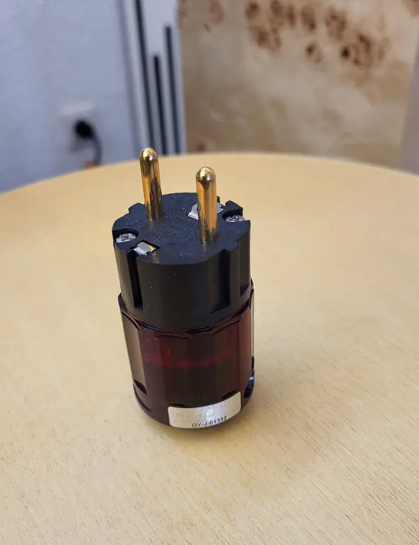OYAIDE Gold Stecker Schuko