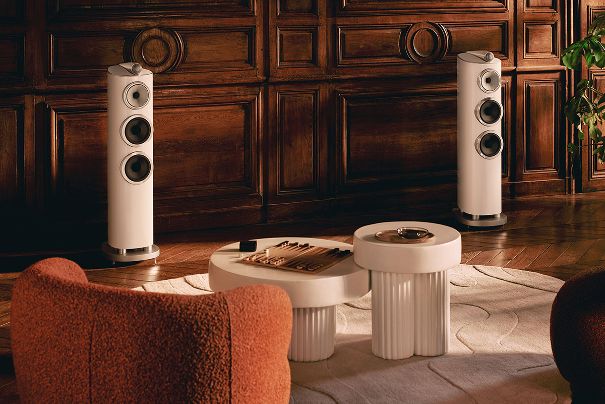 Die neue 800-D5-Generation wird im September 2026 lanciert. Die Modellreihe umfasst Regal-, Stand- und Center-Lautsprecher, insgesamt 7 Modelle in jeweils 4 Ausführungen (Center-LS in 2 Ausführungen).