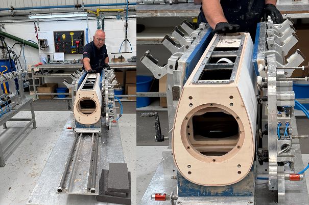 Das fertig gefräste Gehäuse wird mit den Matrix-Elementen bestückt. Zusätzliche Versteifungen werden durch Rahmen und Klammern aus Metall erreicht. Zum Einsetzen der Matrix wird das Gehäuse in der Spannvorrichtung leicht gespreizt.