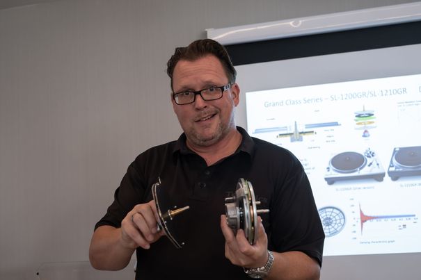 Frank Balzuweit, Business Development Manager bei Technics Consumer Electronics, zeigt die beiden Direktantriebe des SL-1200G rechts (bei der Armbanduhr) und des SL-1200GR links ...