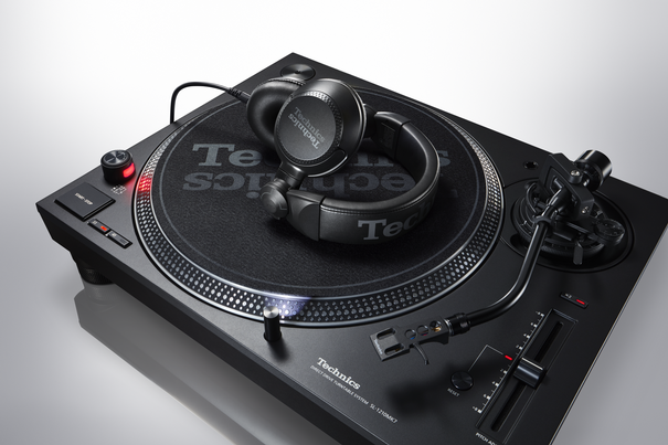 Der DJ-Plattenspieler SL-1210M7 verfügt über einen noch leichteren Plattenteller mit Reverse-Play-Funktion, extrem leichtgängiger Pitch-Kontrolle (digitaler Schieberegler) und vibrationsdämpfenden Füssen, die auch horizontale Vibrationen dämpfen u. v. m.