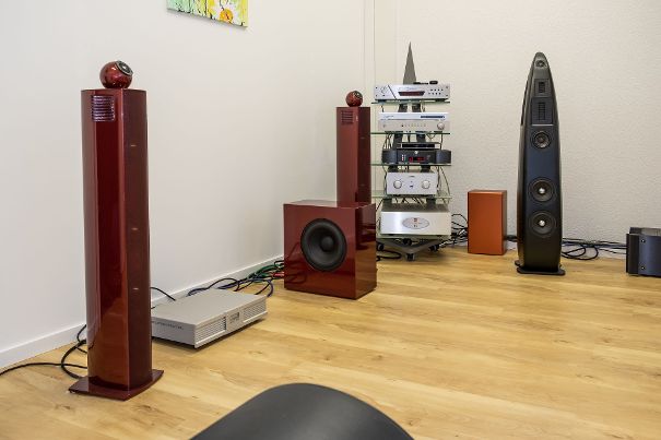 Die JB Rondo mkII mit aktivem Subwoofer-Modul. Auch das Flaggschiff, die JB Concerto, arbeitet mit einem (extrem potenten) Subwoofer in Form einer Schnecke. Die JB Orchestra hat aktive Basseinheiten in den Gehäusen und kommt ohne externen Sub aus.