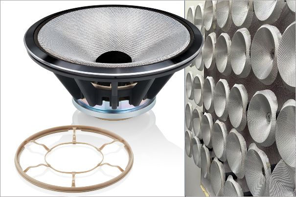 FST-Mitteltöner mit Continuum-Membran und biomimetischer Aufhängung. Rechts im Bild: Continuum-Membranen nach der Vergütung, bereit für den nächsten Produktionsschritt.