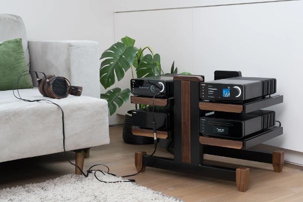 CD oder Stream? Bei Cyrus lässt die 40er-Serie die Wahl. Rechts stehen der Streamer 40 ST und darunter der CD-Spieler 40 CD, links der Vollverstärker 40 AMP mit angeschlossenem Kopfhörer.