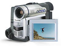 Dank i-Link-Eingang aknn der kleinste Camcorder von Panasonic auch fertig geschnittene Videos auf Band aufzeichnen.
