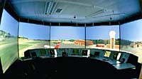 Grossbildprojektionen mit hoher Auflösung nehmen an Bedeutung zu. Hier die Tower-Simulation im Flughafen Zürich mit fünf DLA-C15