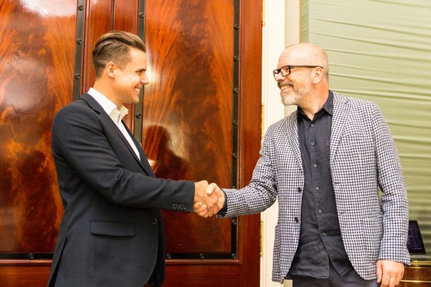 Handshake auf eine gemeinsame Zukunft. Thomas Müller, Verkaufsleiter Lakeside Audio und Stuart George, Geschäftsführer Cambridge Audio.